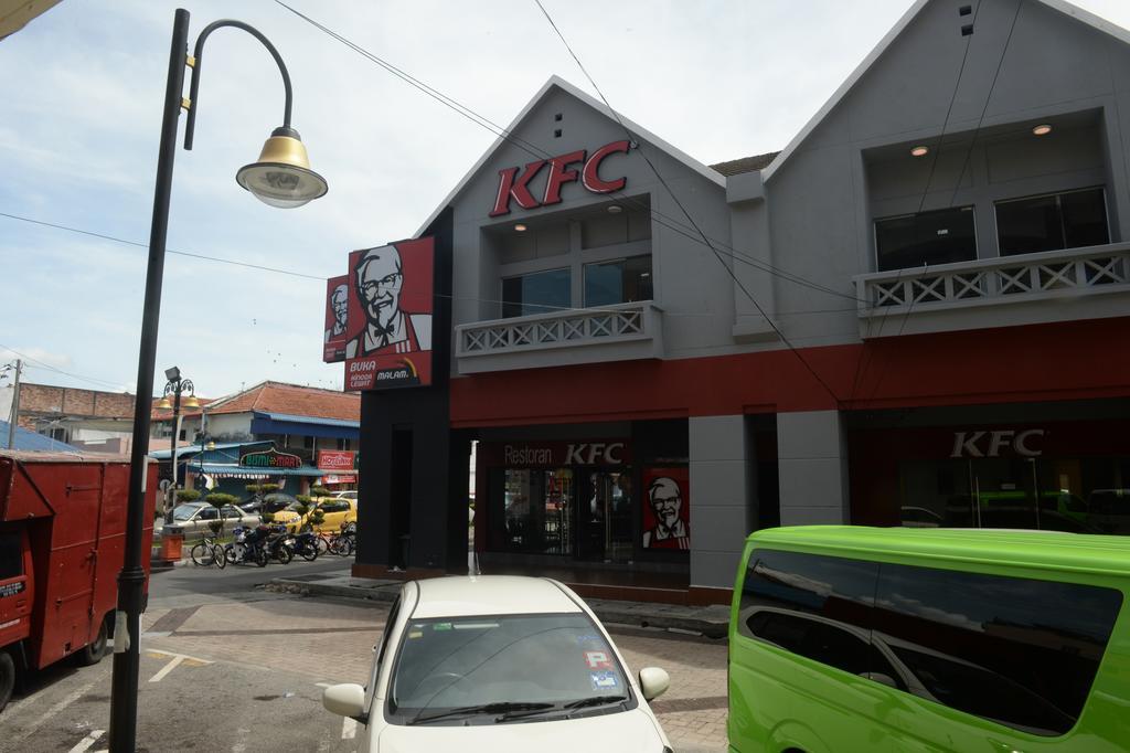 Brezza Hotel Lumut Exteriör bild