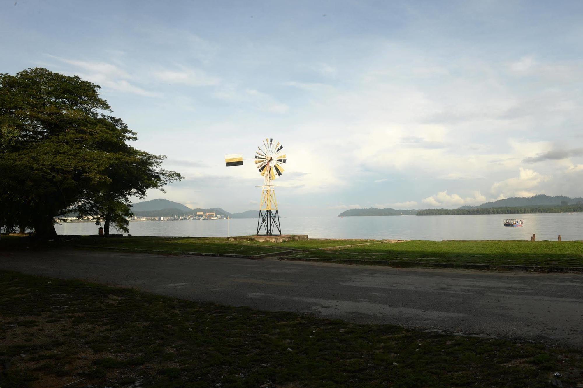 Brezza Hotel Lumut Exteriör bild