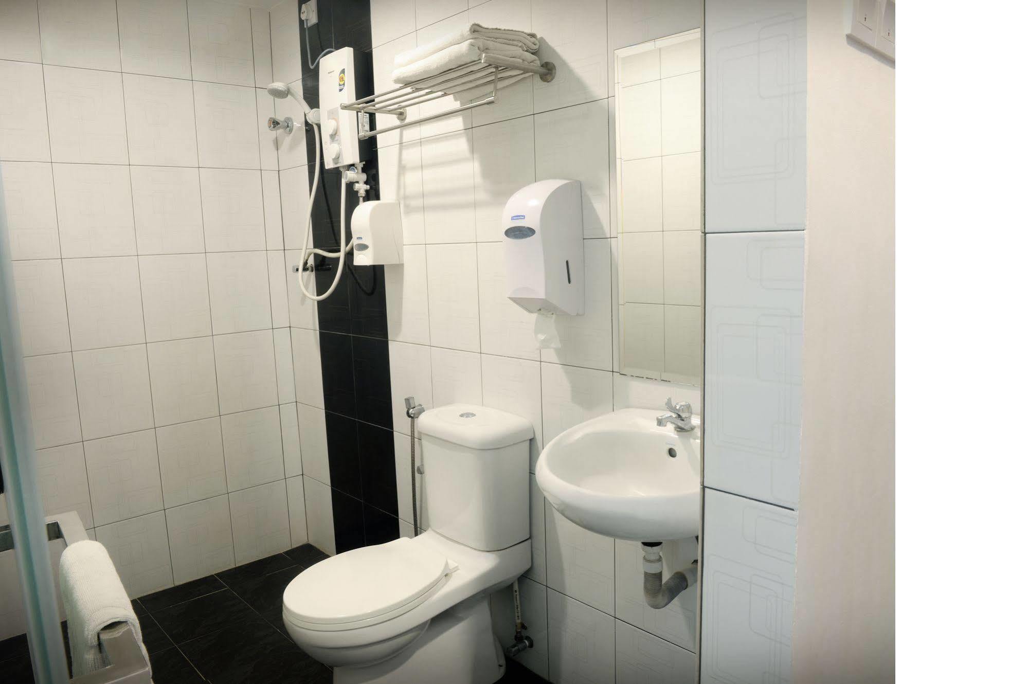 Brezza Hotel Lumut Exteriör bild