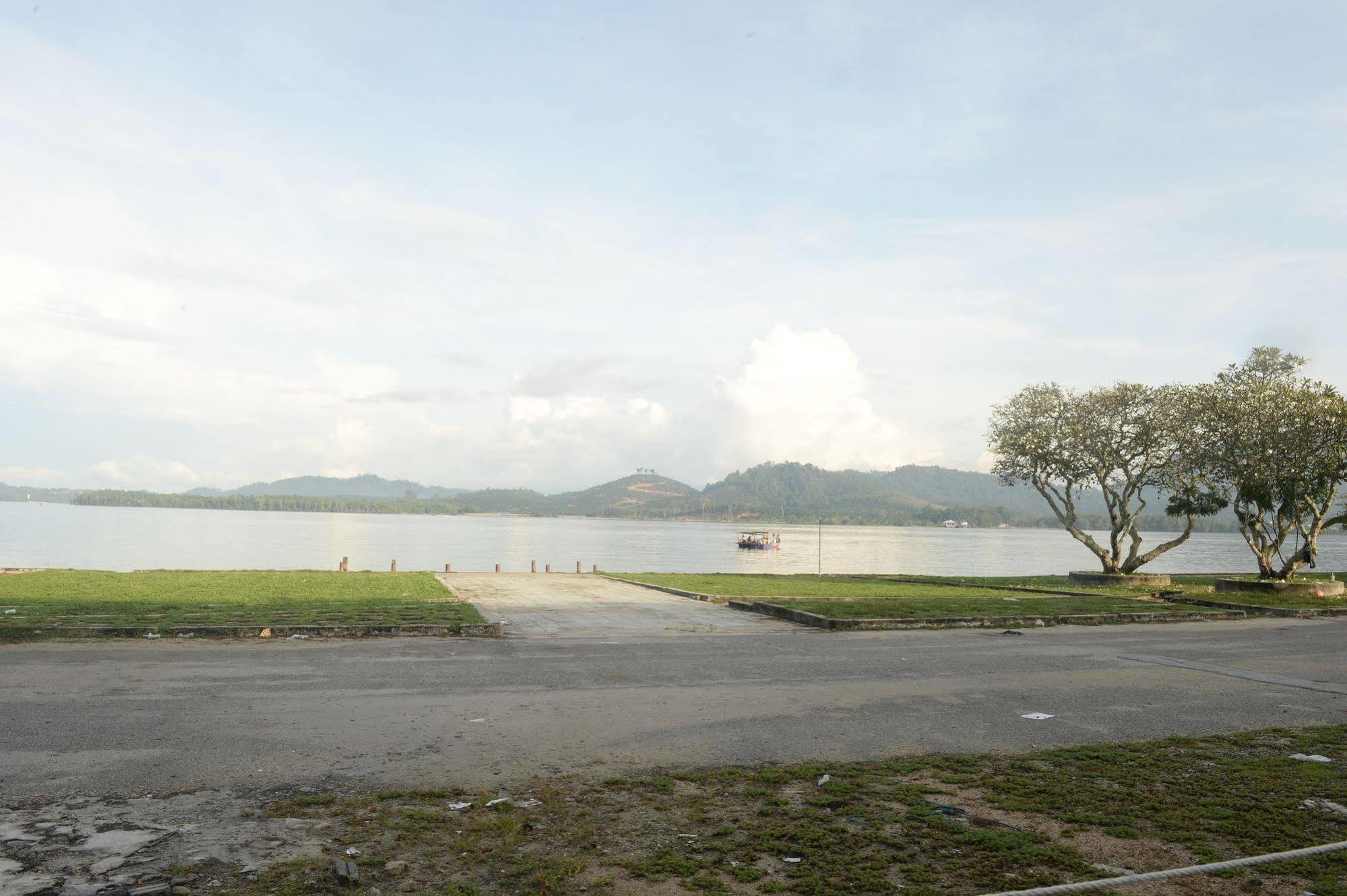 Brezza Hotel Lumut Exteriör bild